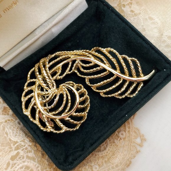 Vintage Gerry's Large Gold Feather Brooch, Dark academia feather pin, Scarf pin - Picture 1 of 9